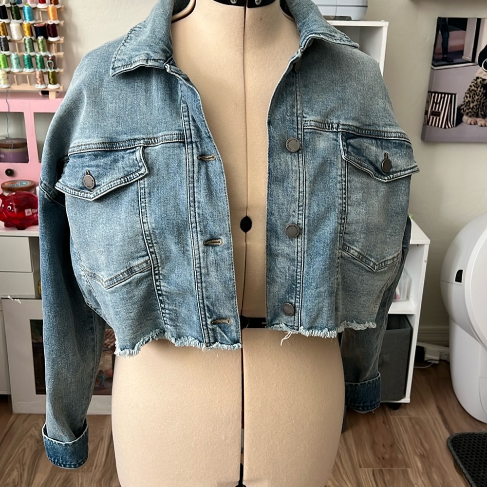 Cropped Raw Hem Stretch Denim Jacket